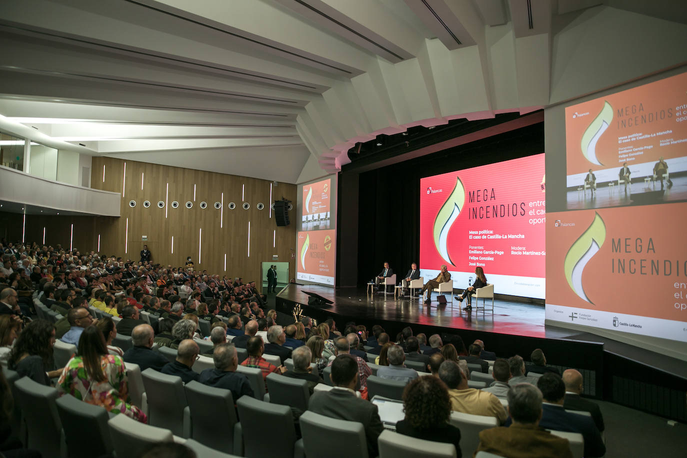 Las imágenes del recibimiento a Felipe González en Toledo
