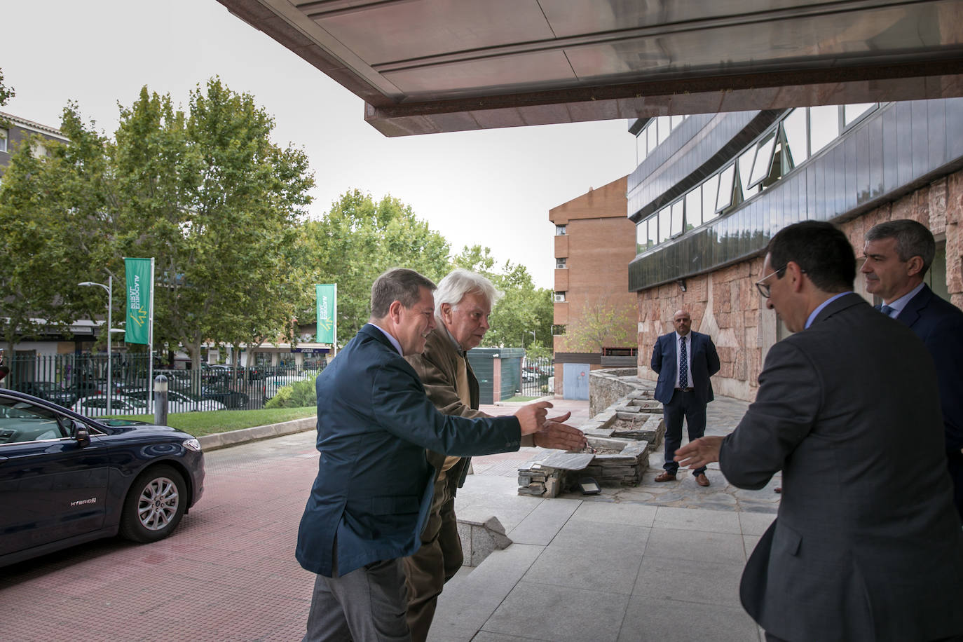 Las imágenes del recibimiento a Felipe González en Toledo
