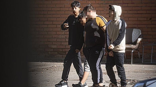 Cuatro menores, a las puertas de la nave en la que viven desde hace meses