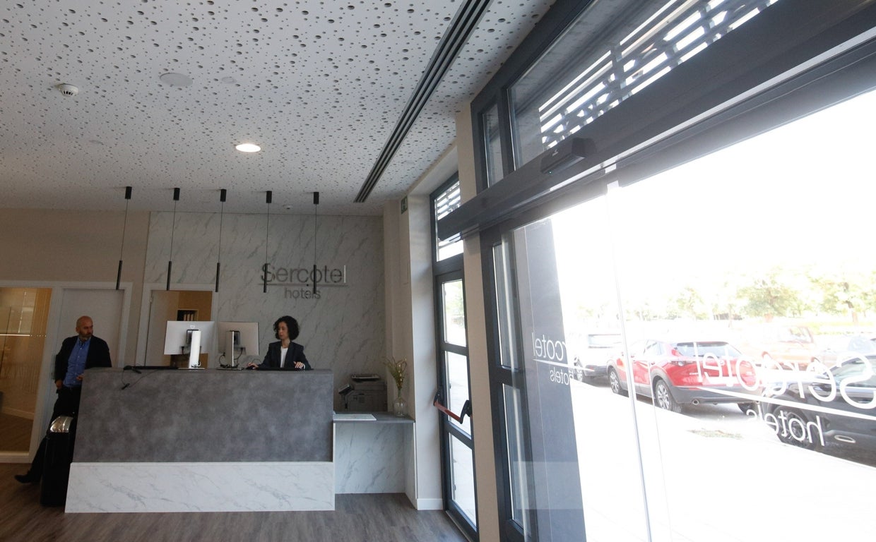 Imagen de la recepción del nuevo hotel 'Sercotel Delicias' en Córdoba