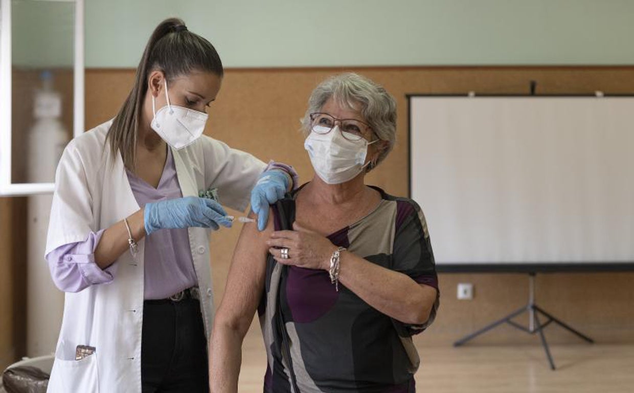 Una señora se vacuna contra la gripe y la dosis de refuerzo de Covid en Sevilla