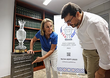 Imagen secundaria 1 - Los responsables del Real Club de Campo de Córdoba han visitado la edición de Córdoba con el trofeo