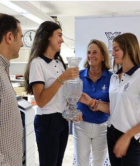 Imagen secundaria 2 - Los responsables del Real Club de Campo de Córdoba han visitado la edición de Córdoba con el trofeo