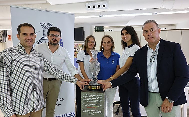 Imagen principal - Los responsables del Real Club de Campo de Córdoba han visitado la edición de Córdoba con el trofeo