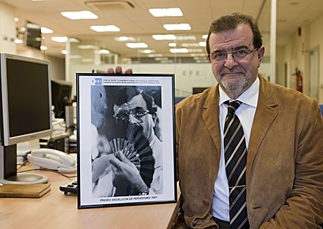 Imagen secundaria 1 - Arriba, Borbolla con Alfonso Guerra en un congreso del PSOE. Abajo a la izquierda, con la icónica imagen del abanico. A la derecha, caricatura del expresidente con la camiseta del Betis, del que es declarado seguidor