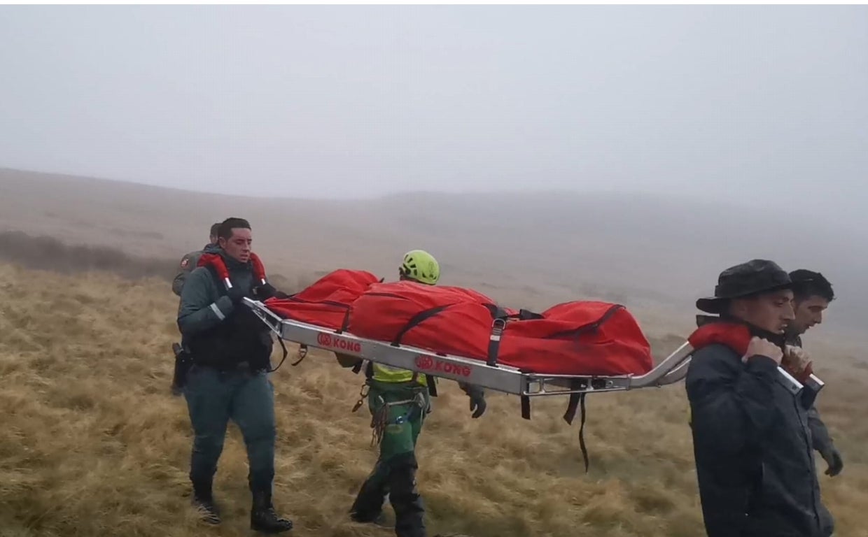 Imagen del rescate del cuerpo sin vida del piloto de la avioneta estrellada en Zamora