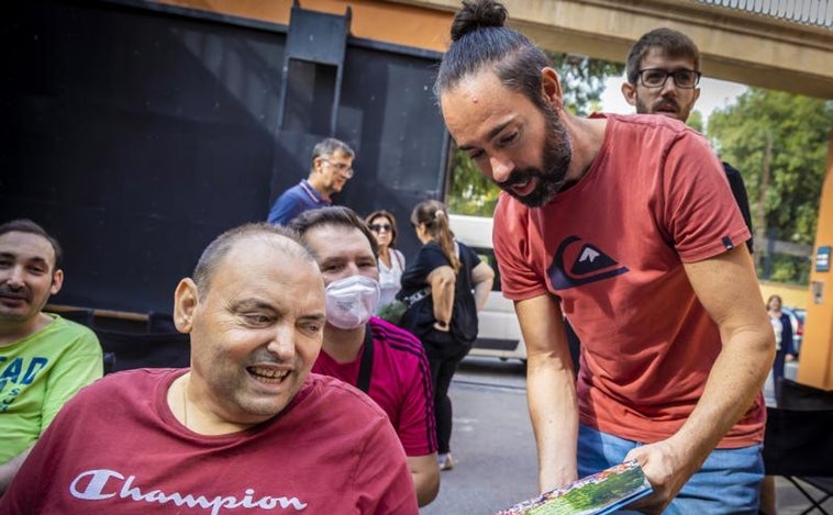 La Asociación Daño Cerebral Adquirido presenta su nuevo calendario solidario en las instalaciones de Aguas de Alicante