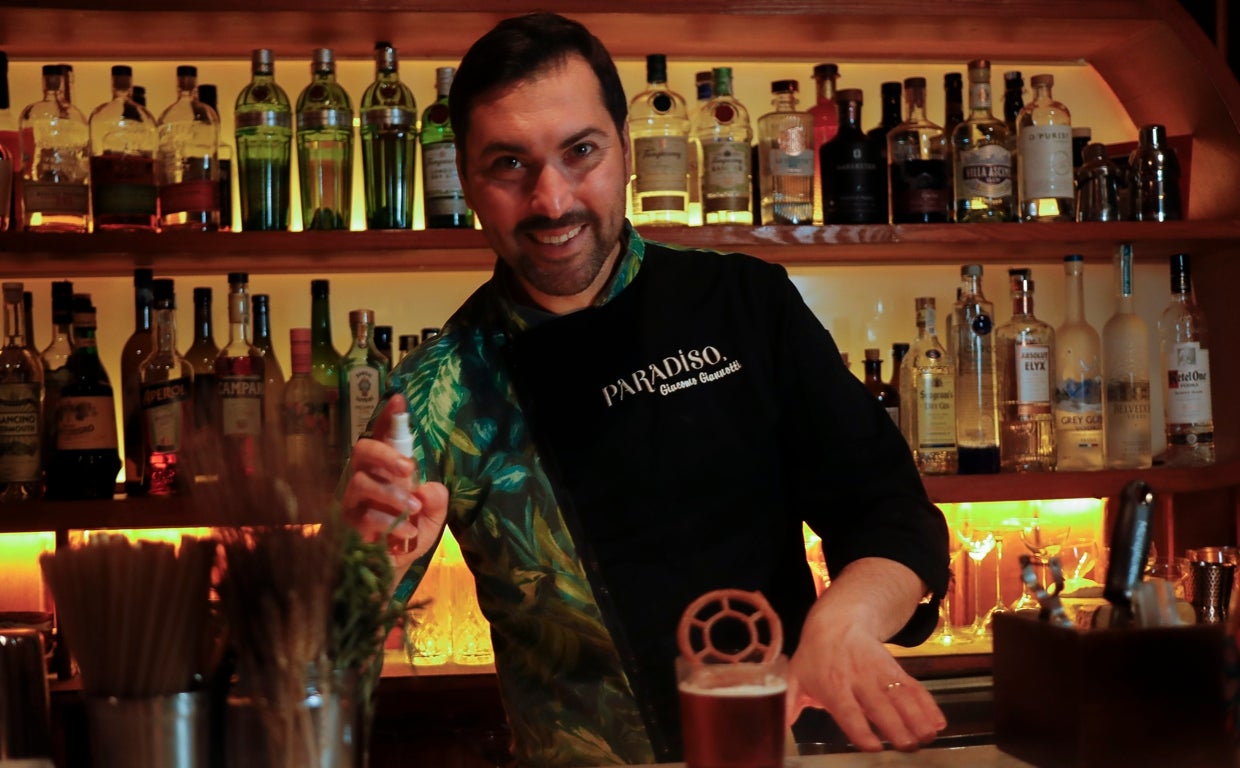 Giannotti es 'bartender' en Paradiso, la mejor coctelería del mundo de este año