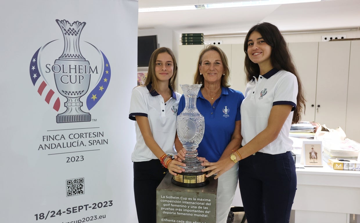 Crespín, Romero y Granados, con el trofeo de la Solheim, este viernes, en la Redacción de ABC