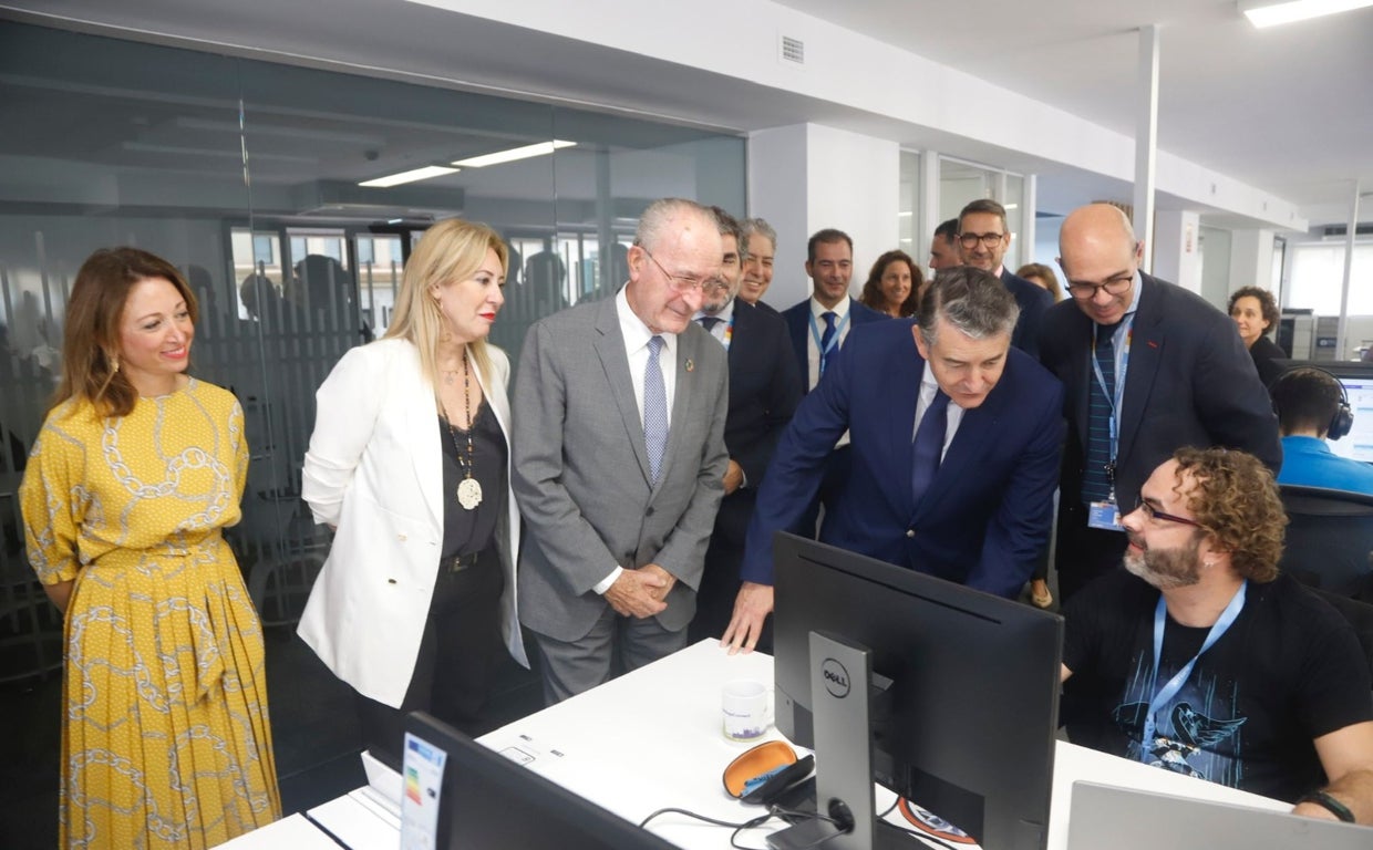 Los consejeros de Presidencia y Economía y Hacienda, Antonio Sanz y Carolina España, visitan las instalaciones de NTT Data junto al alcalde, Francisco de la Torre, y la delegada de la Junta, Patricia Navarro