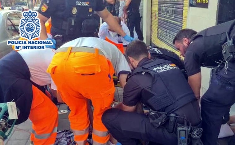 La Policía salva a un bebé de diez meses que se atragantó mientras iba en coche con sus padres en Alicante