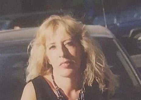 Imagen secundaria 1 - Camión y retroexcavadora del GOIT, el grupo policial experto en todo tipo de búsquedas; Foto de medio cuerpo de Juana Canal, facilitada por su familia y La carta manuscrita de Jesús, el ex de la víctima