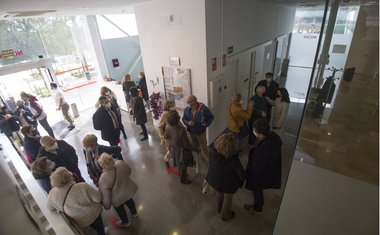 Un grupo de mayores en la inauguración de una residencia en Sevilla