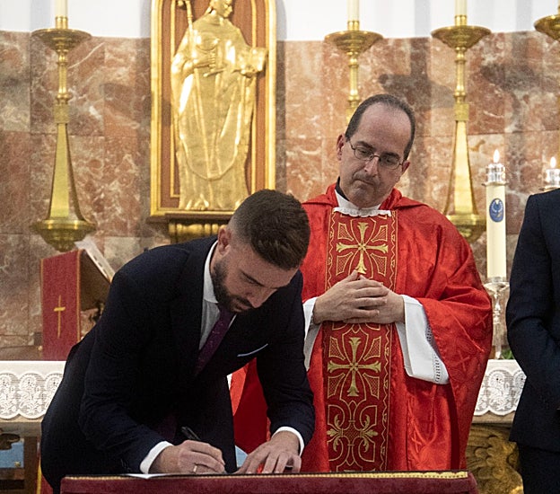 José Luis Díaz, durante la constitución de la corporación, y el párroco