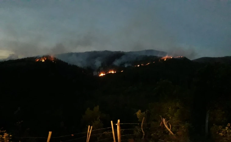 Un incendio procedente del País Vasco obliga a evacuar dos pueblos en el Valle de Mena (Burgos)