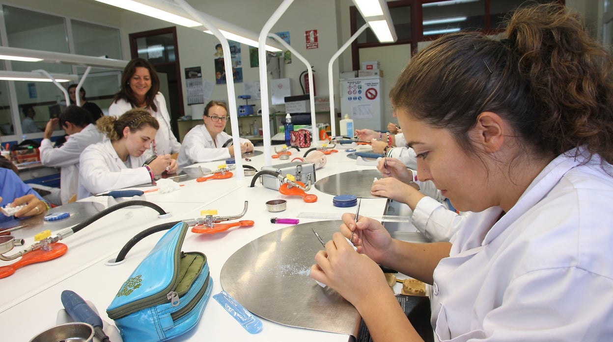 La FP dual se dispara en Andalucía: de 6.000 alumnos a más de 14.000 en cuatro años