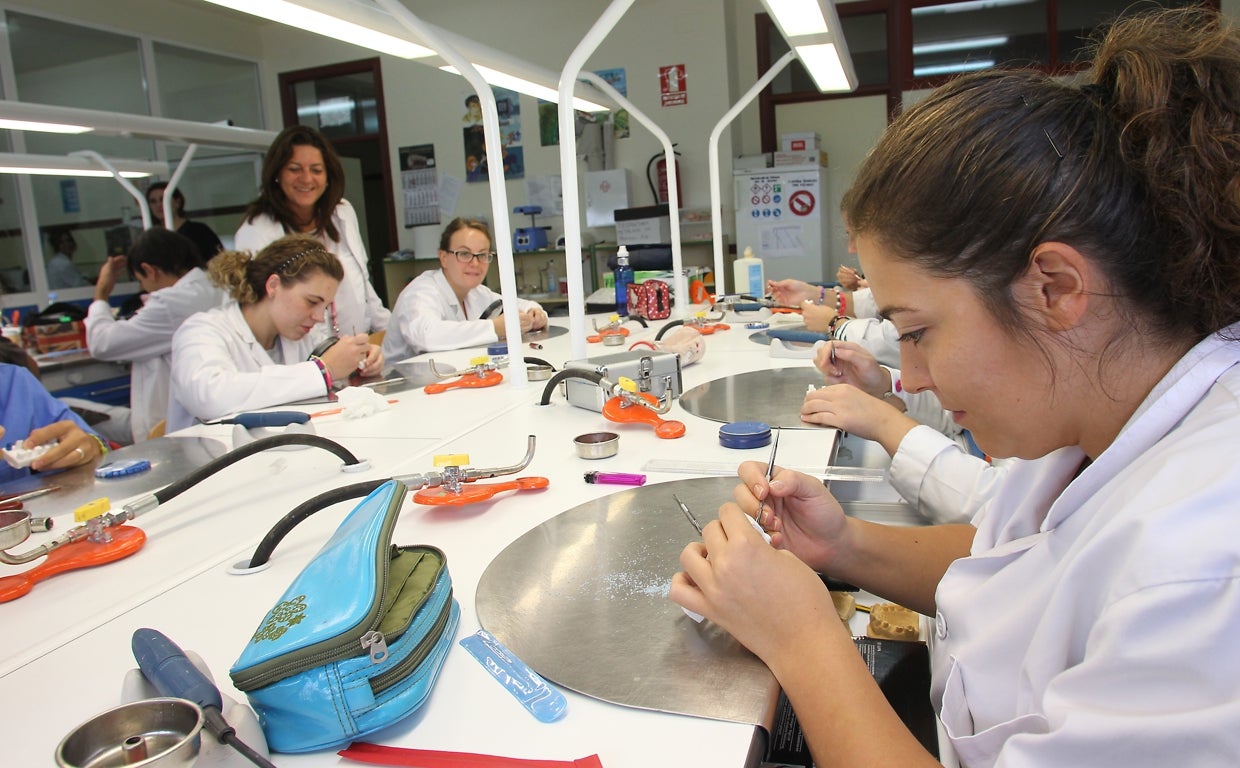 Alumnos de un curso de FP dual durante las clases