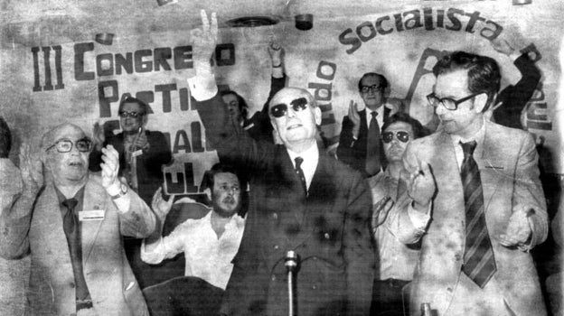 Tierno Galván saluda al finalizar el III Congreso del PSP, en 1976, cuando todavía aspiraba a competir electoralmente  con el PSOE