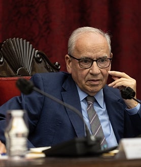 Imagen secundaria 2 - Arriba, Juan Espadas saluda a Manuel Chaves en presencia de Antonio Ojeda. Abajo, Borbolla, Guerra y Rodríguez Piñero con el rector, Miguel Angel Castro, y la director a de Publicaciones de la US, Araceli López Serena. A la derecha, Alfonso Guerra