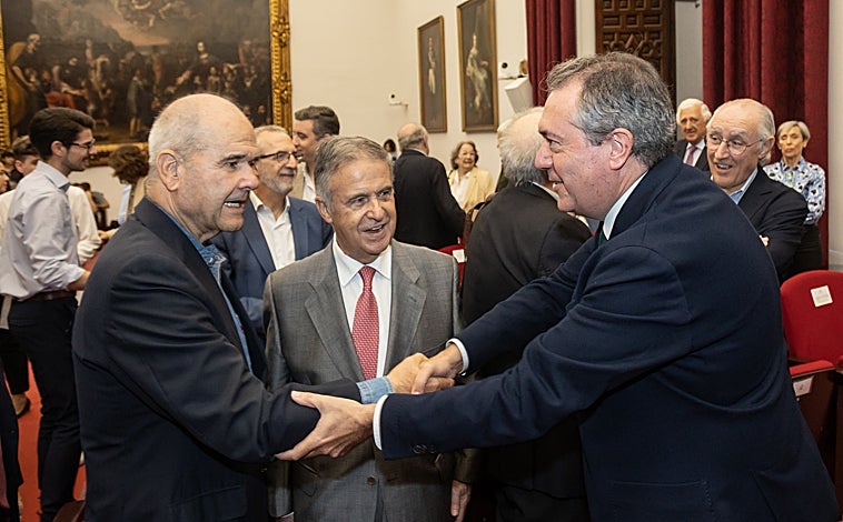 Imagen principal - Arriba, Juan Espadas saluda a Manuel Chaves en presencia de Antonio Ojeda. Abajo, Borbolla, Guerra y Rodríguez Piñero con el rector, Miguel Angel Castro, y la director a de Publicaciones de la US, Araceli López Serena. A la derecha, Alfonso Guerra