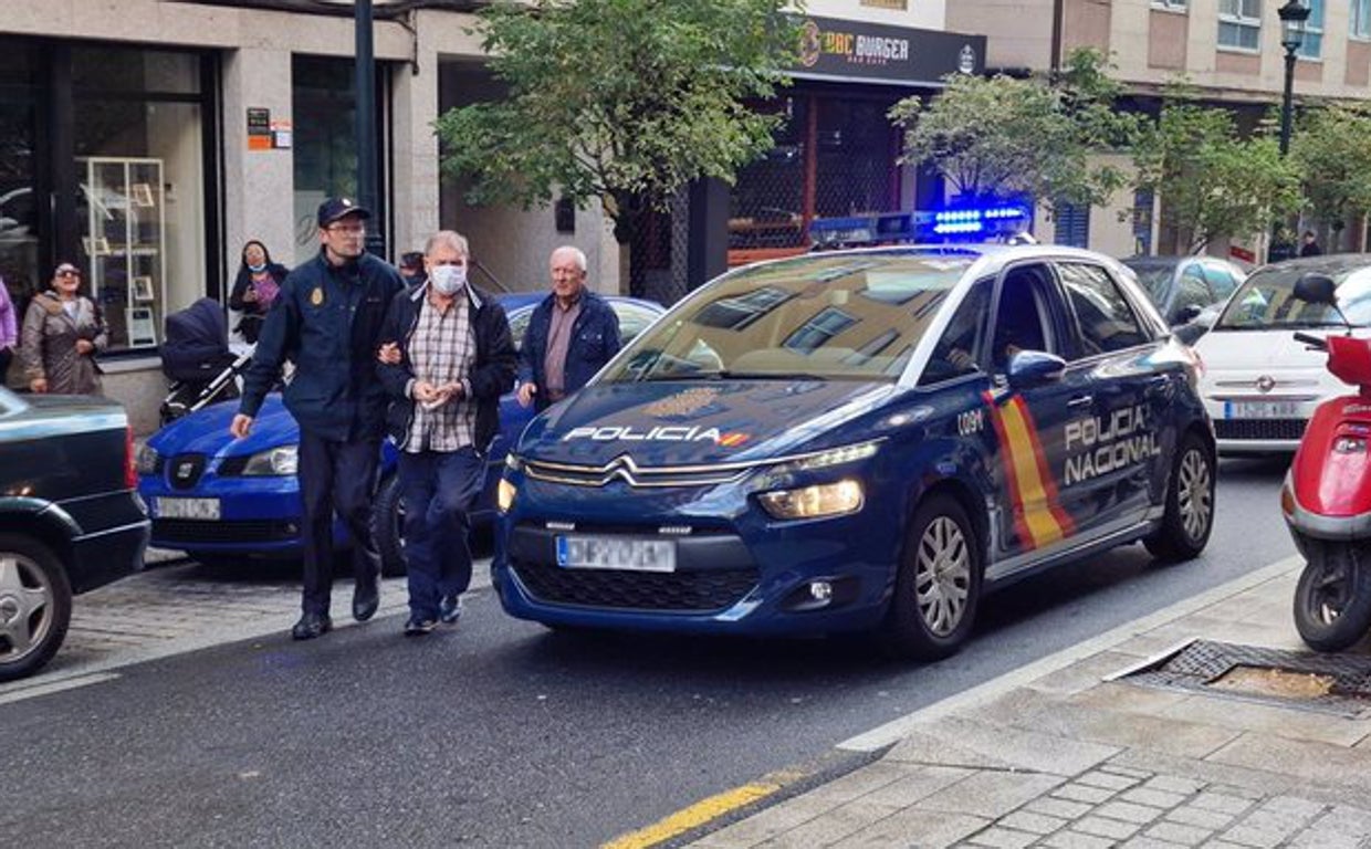 El presunto asesino fue trasladado este lunes a la escena del crimen para una reconstrucción