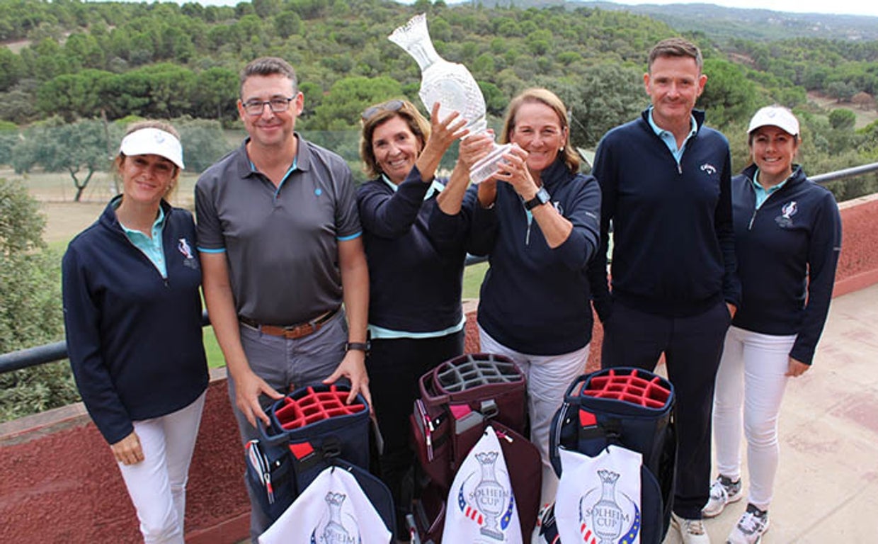 Los participantes del torneo posan con la Solheim Cup