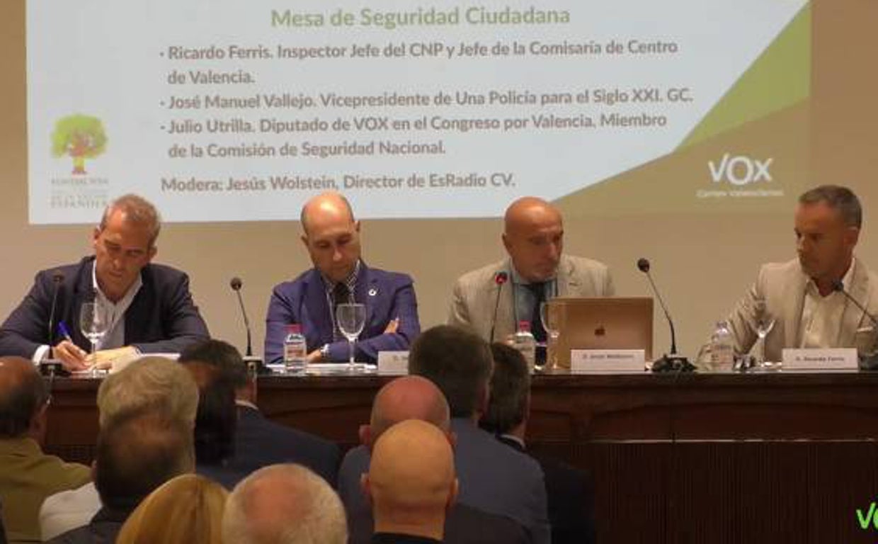 Acto de Vox en el que se produjo la intervención del inspector jefe(a la derecha)