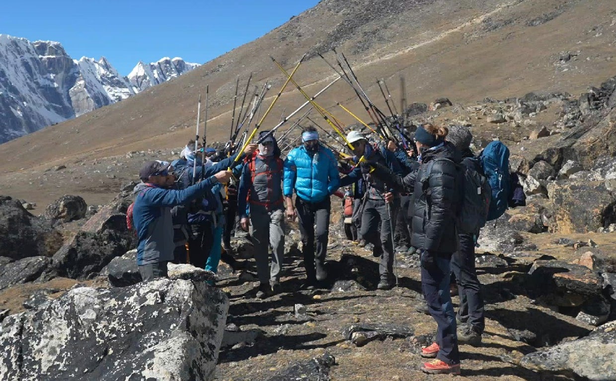 Miguel Ángel Roldán, escoltado por sus compañeros, al llegar a su objetivo