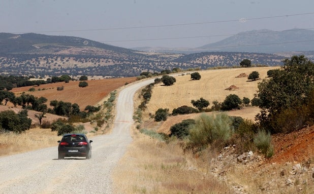 Doce kilómetros de zahorra para ir a Extremadura desde Córdoba: la carretera que la Junta retoma 15 años después