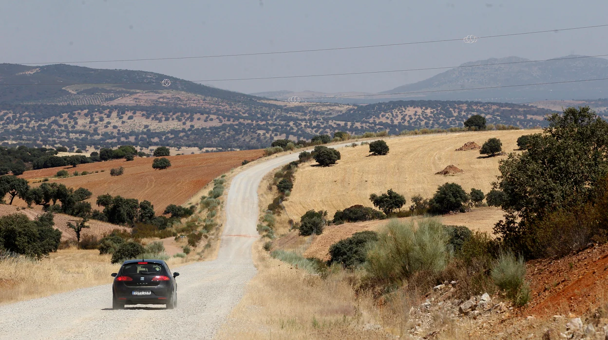 Doce kilómetros de zahorra para ir a Extremadura desde Córdoba: la carretera que la Junta retoma 15 años después