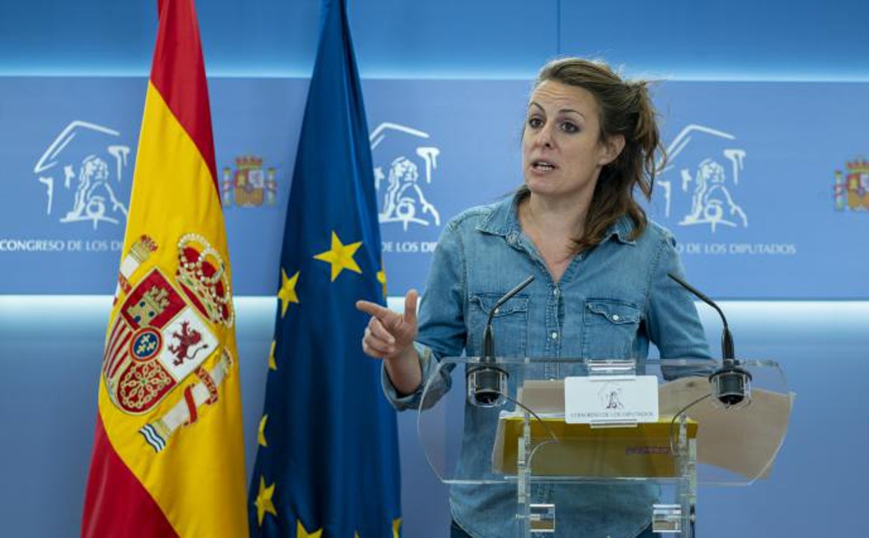 La portavoz de la CUP, Mireia Vehí, en una rueda de prensa en el Congreso