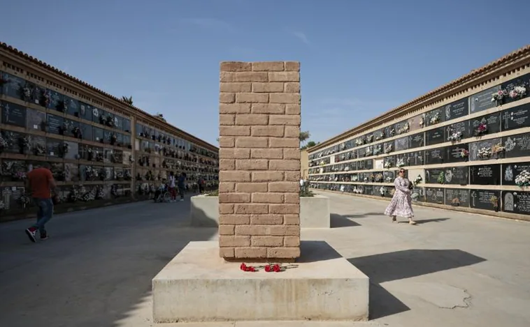 Valencia inaugura un monolito a las víctimas del nazismo hecho de barro para volver a construirlo a propósito