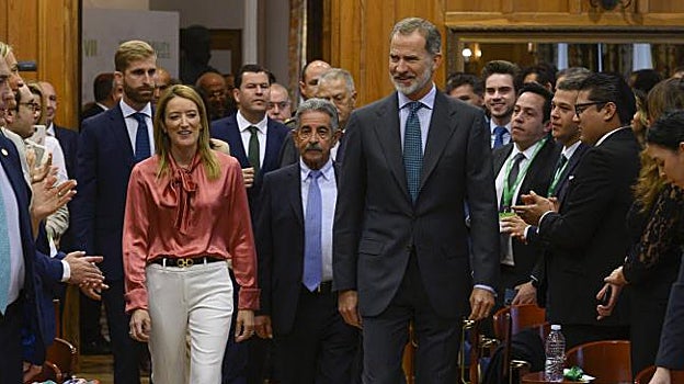 El Rey, la presidenta del Parlamento Europeo, Roberta Metsola, y el presidente cántabro, Miguel Ángel Revilla