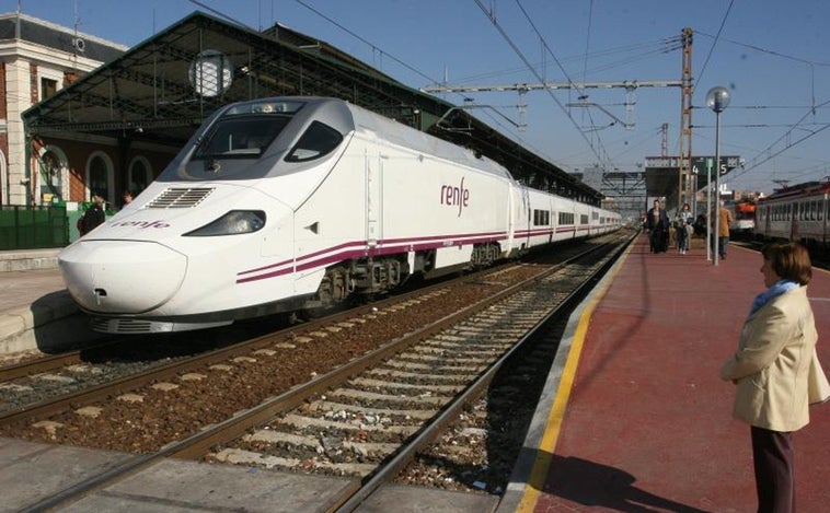 Renfe abre una investigación por la expulsión de un grupo de escolares de un tren por molestar al resto de viajeros