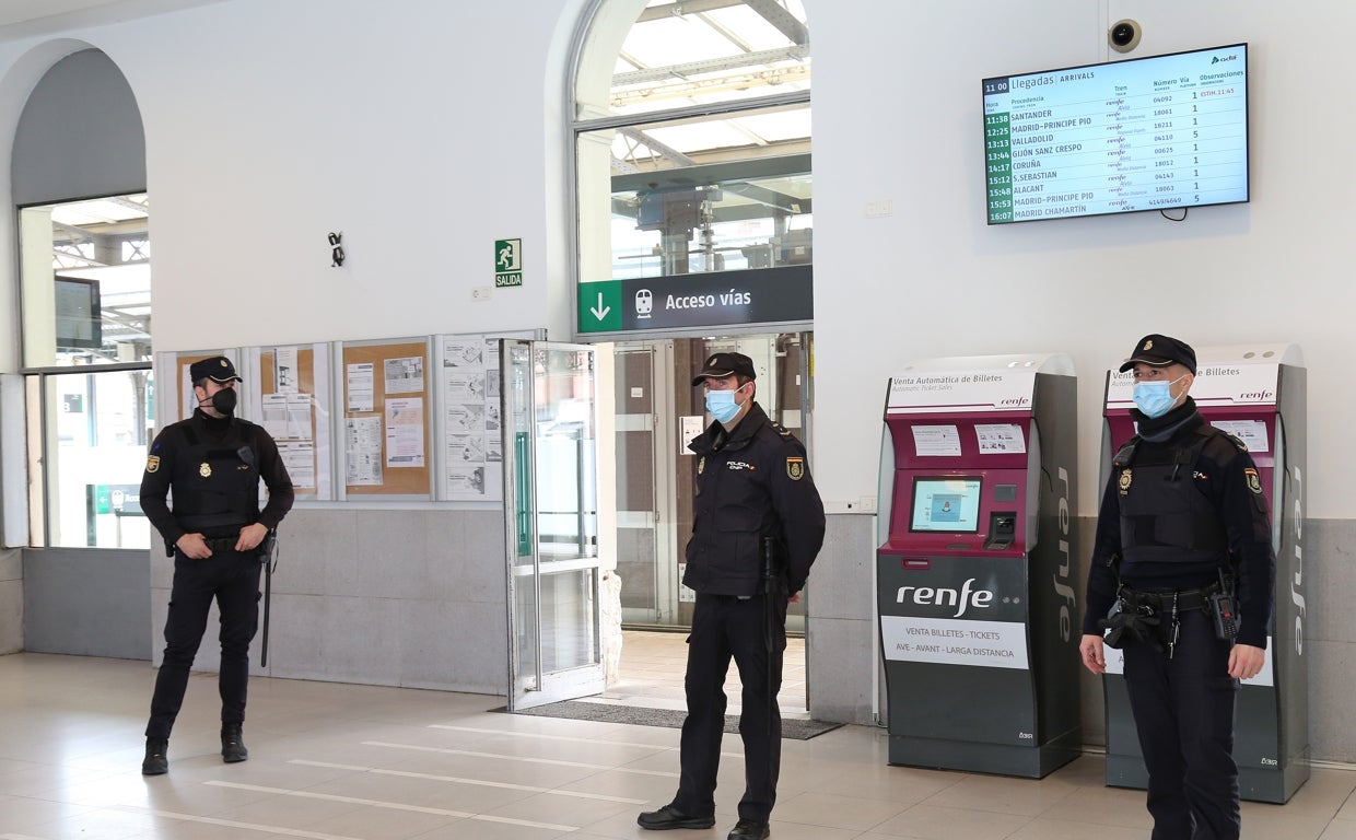 Los 22 menores fueron apeados del tren en la estación de Palencia