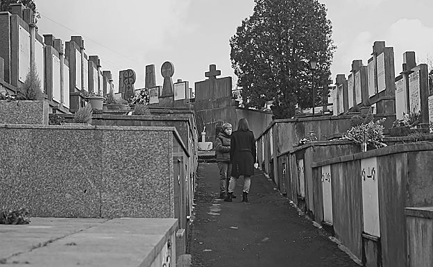 Inmaculada Iruretagoyena, en el cementerio donde se encuentran los restos de su hermano José Ignacio