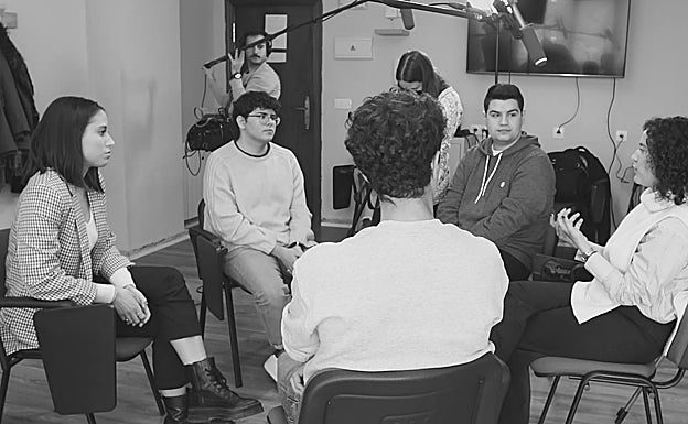 Los jóvenes periodistas, reunidos tras realizar las entrevistas
