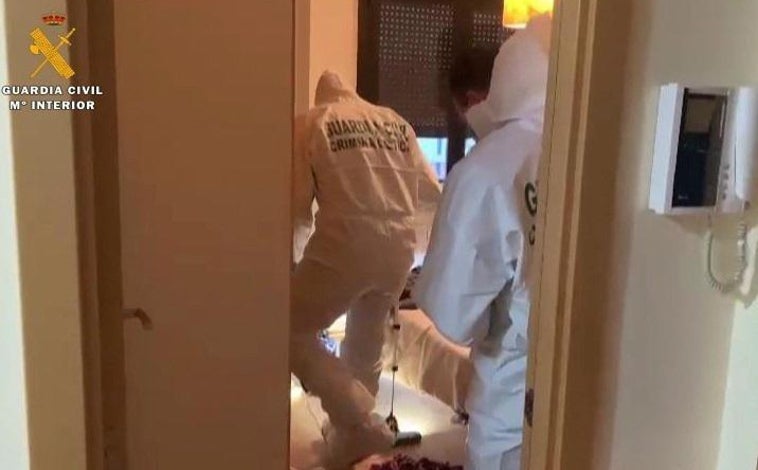 Imagen principal - 1. Inspección ocular en la vivienda del asesino a apenas 200 metros del lugar del rapto / 2. Decenas de personas se concentraron con globos y flores para homenajear a Álex en el lugar en el que fue secuestrado / 3. A la derecha del todo, imagen de Almeida en la ventana del piso en el que estranguló al niño