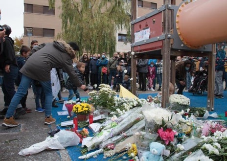 Imagen secundaria 1 - 1. Inspección ocular en la vivienda del asesino a apenas 200 metros del lugar del rapto / 2. Decenas de personas se concentraron con globos y flores para homenajear a Álex en el lugar en el que fue secuestrado / 3. A la derecha del todo, imagen de Almeida en la ventana del piso en el que estranguló al niño