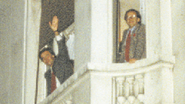González y Guerra saludan desde un balcón del Hotel Palace, la noche electoral