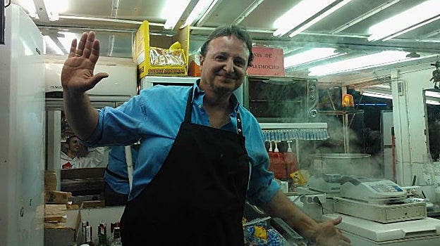 Jesús Pradeles Herrero, en su puesto de hamburguesas