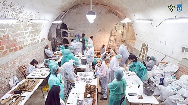 Investigadores en la cripta de la iglesia de las Trinitarias, buscando a Cervantes