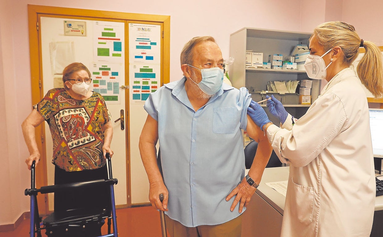 La Junta de Andalucía maneja un plan para renovar a los 12.000 sanitarios Covid