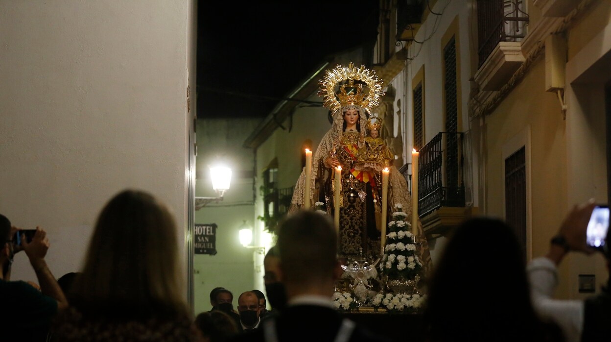Rosarios, procesiones y cultos en torno al día de los difuntos en Córdoba
