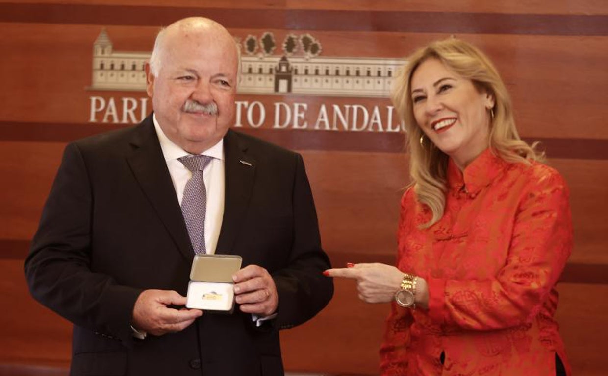La consejera Carolina España entrega los presupuestos al presidente del Parlamento andaluz