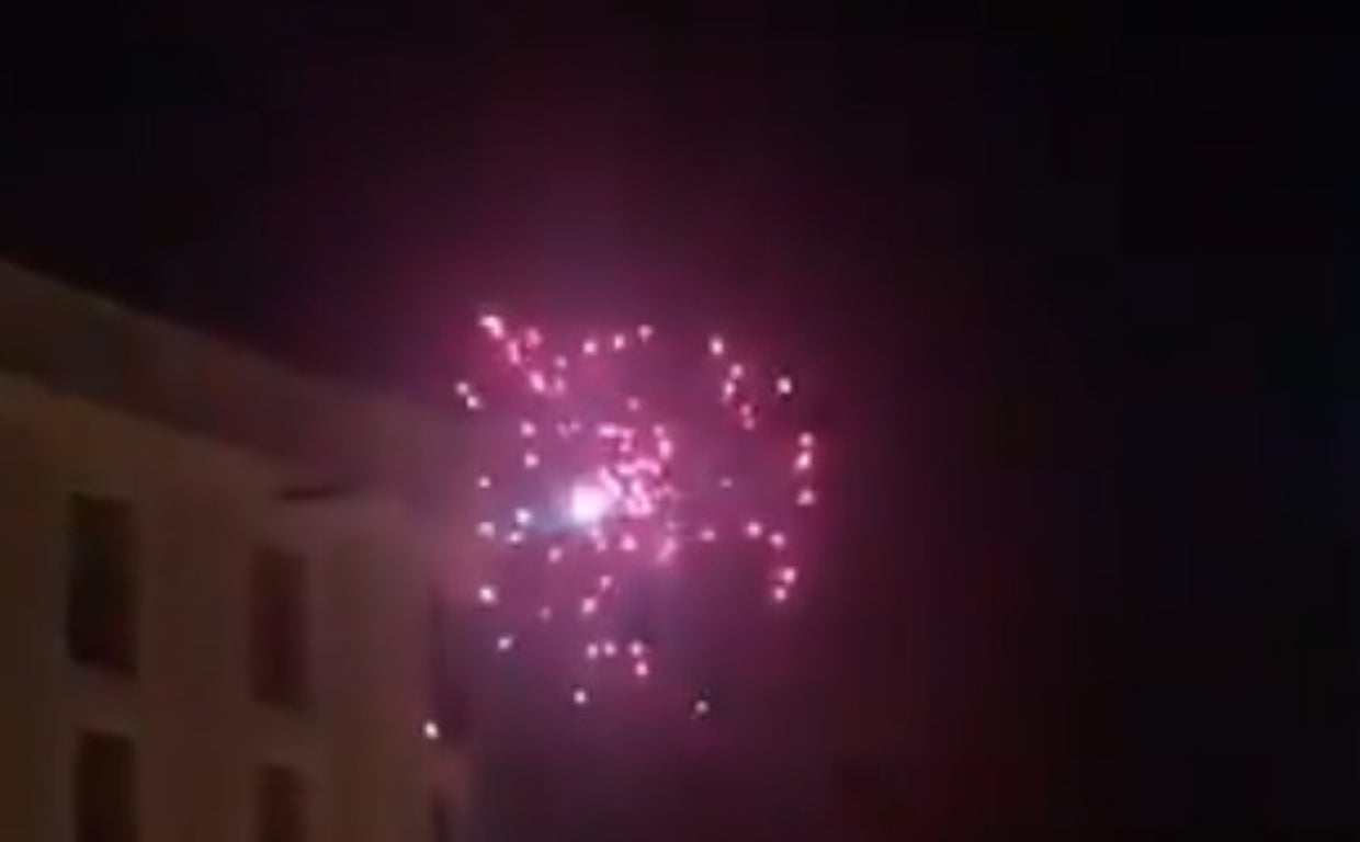 Momento en que el cohete pirotécnico explota a pocos metros del helicóptero de los Mossos