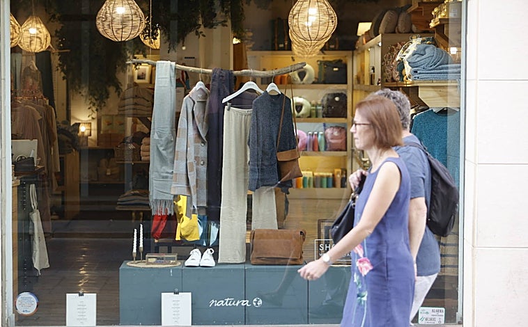 Imagen principal - Los establecimientos de Natura (imagen superior), la zapatería Isabella (debajo) y el establecimiento Lui en Cruz Conde en Córdoba