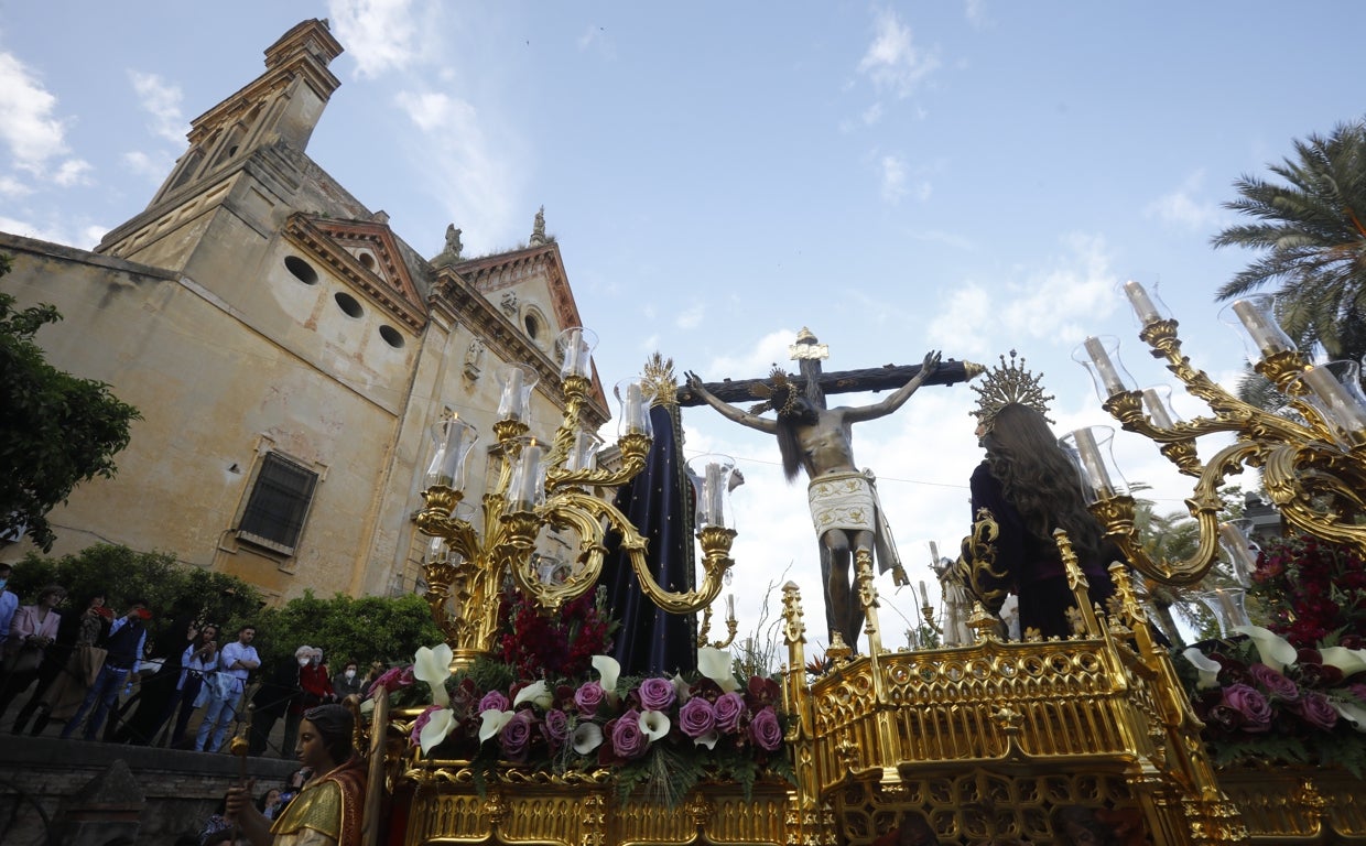 Paso del Cristo de Gracia, con la iglesia de los trinitarios al fondo, el Jueves Santo pasado