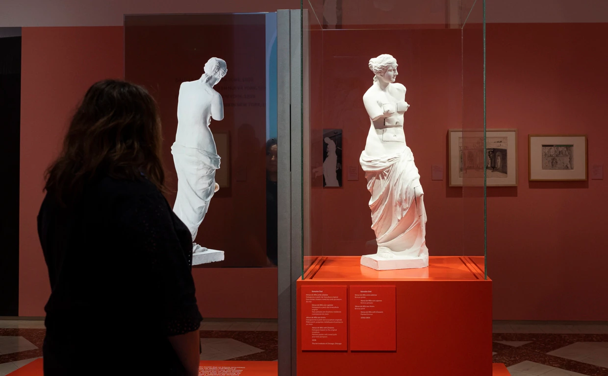 Una visitante contempla las dos 'Venus' de Dalí en el museo del artista el Figueres
