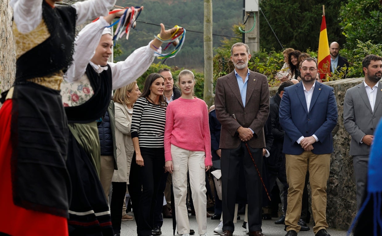 La Princesa de Asturias, entre Doña Letizia y Don Felipe, durante la visita a Cadavedo